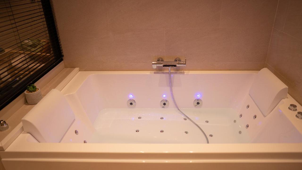 Suite De Luxe Jacuzzi Balneo,King Size Bed Collobrières Eksteriør billede